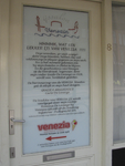 908072 Afbeelding van het bericht van Carlo de Lorenzo, op de deur van zijn ijssalon Venezia (Voorstraat 8) te Utrecht, ...